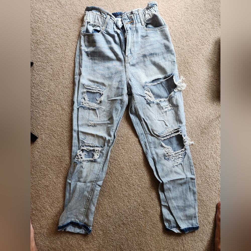 KanCan light wash paperbag mom jeans. Size 3/25.